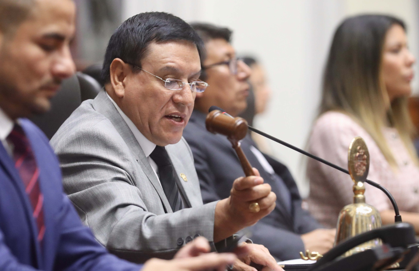 
                                 Alejandro Soto se enfrenta a la PNP por retirar las rejas de los exteriores del Congreso 
                            
