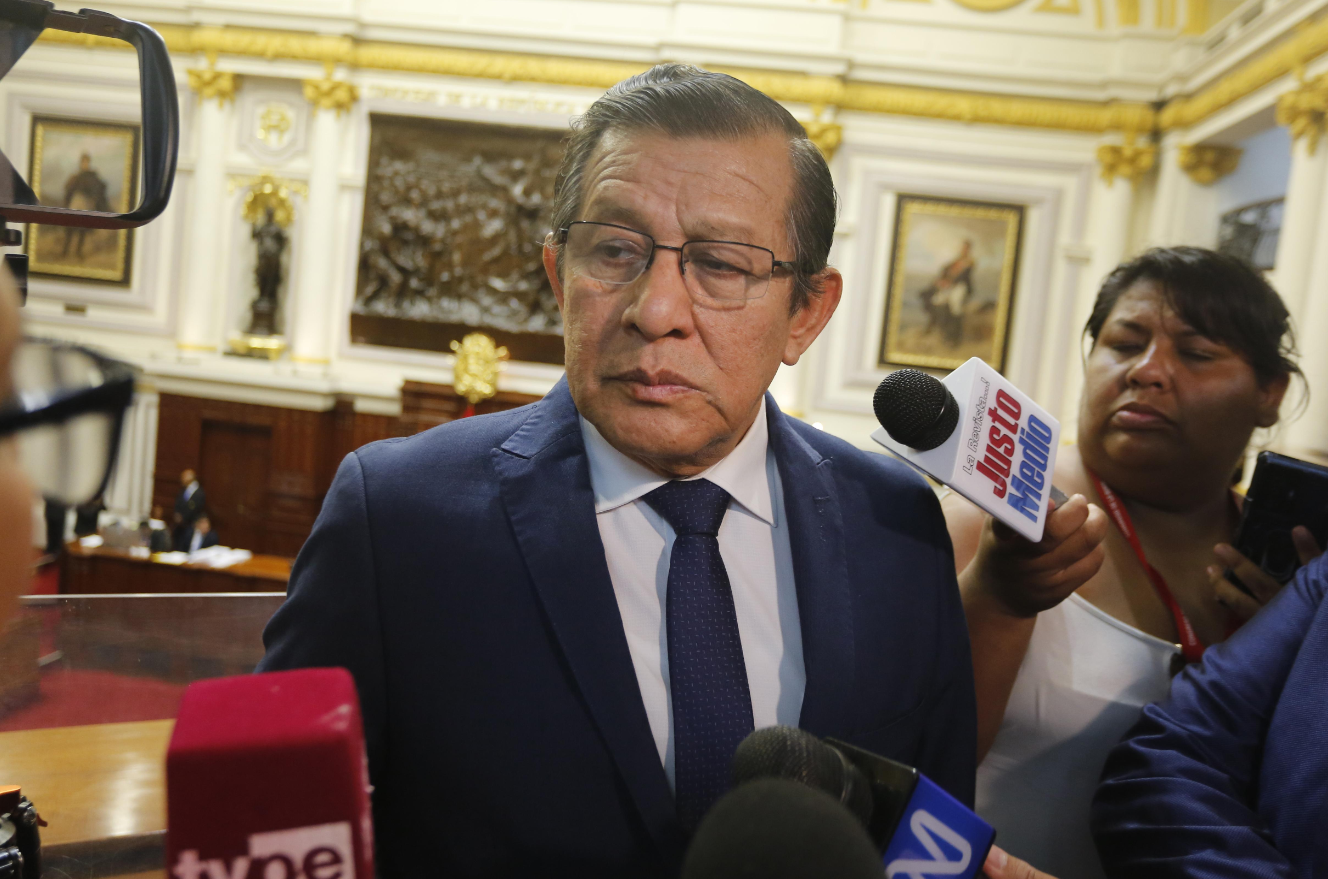 
                                 Transparencia alerta sobre posible elección de Salhuana como presidente del Congreso por vínculos con minería ilegal 
                            
