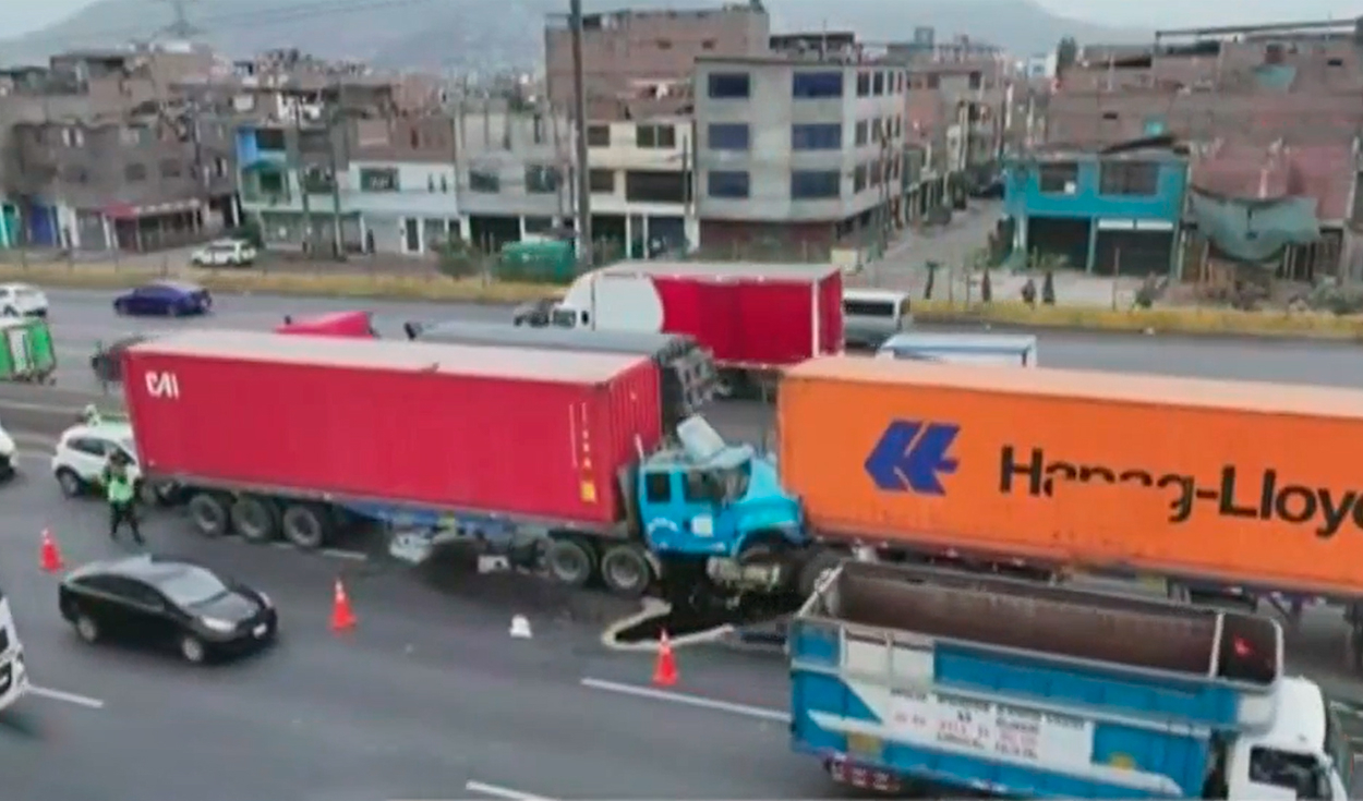 
                                 Triple choque en Vía Evitamiento: impacto entre dos camiones y un auto en El Agustino deja un muerto 
                            