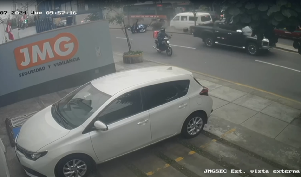 
                                 Choque múltiple en Miraflores: cámaras captan el preciso momento del accidente en av. Del Ejército 
                            