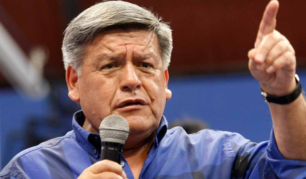 
                                 Recolectan más de 30 mil firmas para revocar a César Acuña como gobernador regional de La Libertad 
                            