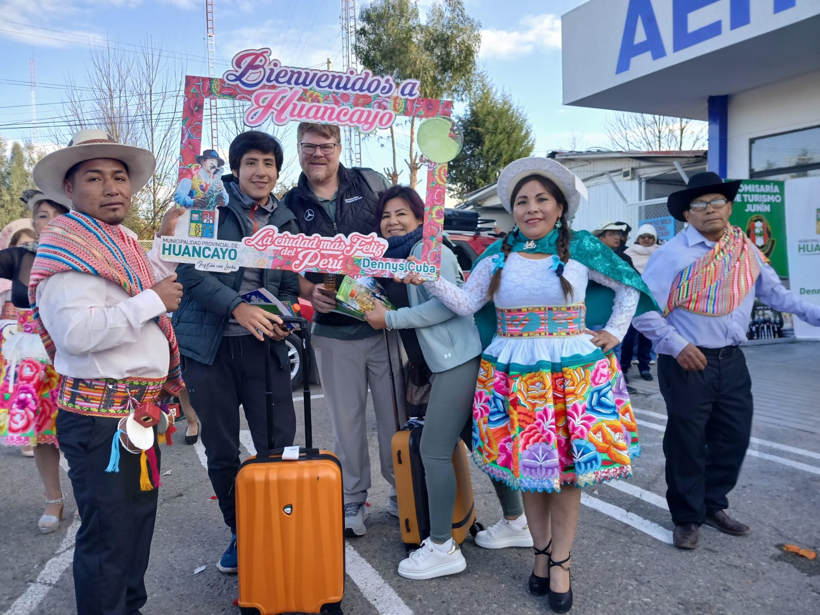 
                                 Huaylarsh y Santiago en la recepción de turistas que arribaron al aeropuerto de Jauja 
                            