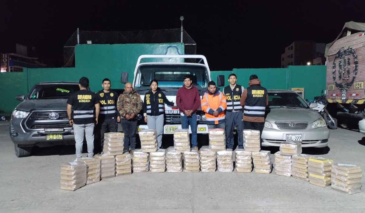 
                                 Hallan 450 kilos de cocaína en 'caleta' hidráulica de camión y capturan a 3 presuntos narcos 
                            