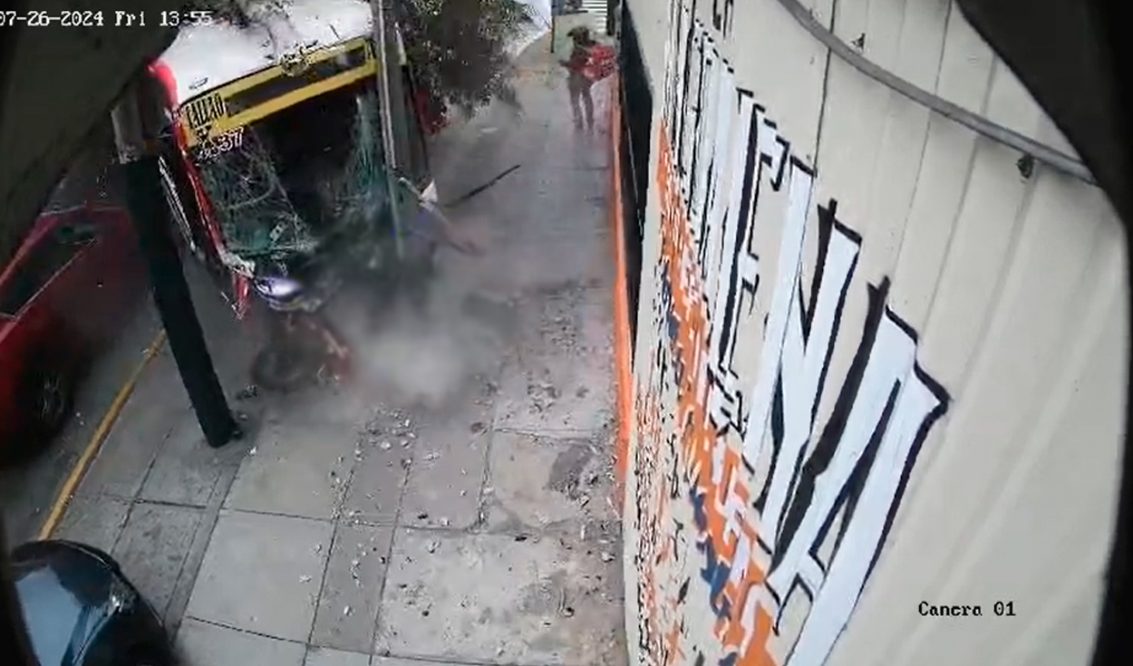 
                                 Accidente en la av. Brasil: cámara registra el preciso instante en que bus embistió a joven peatón 
                            
