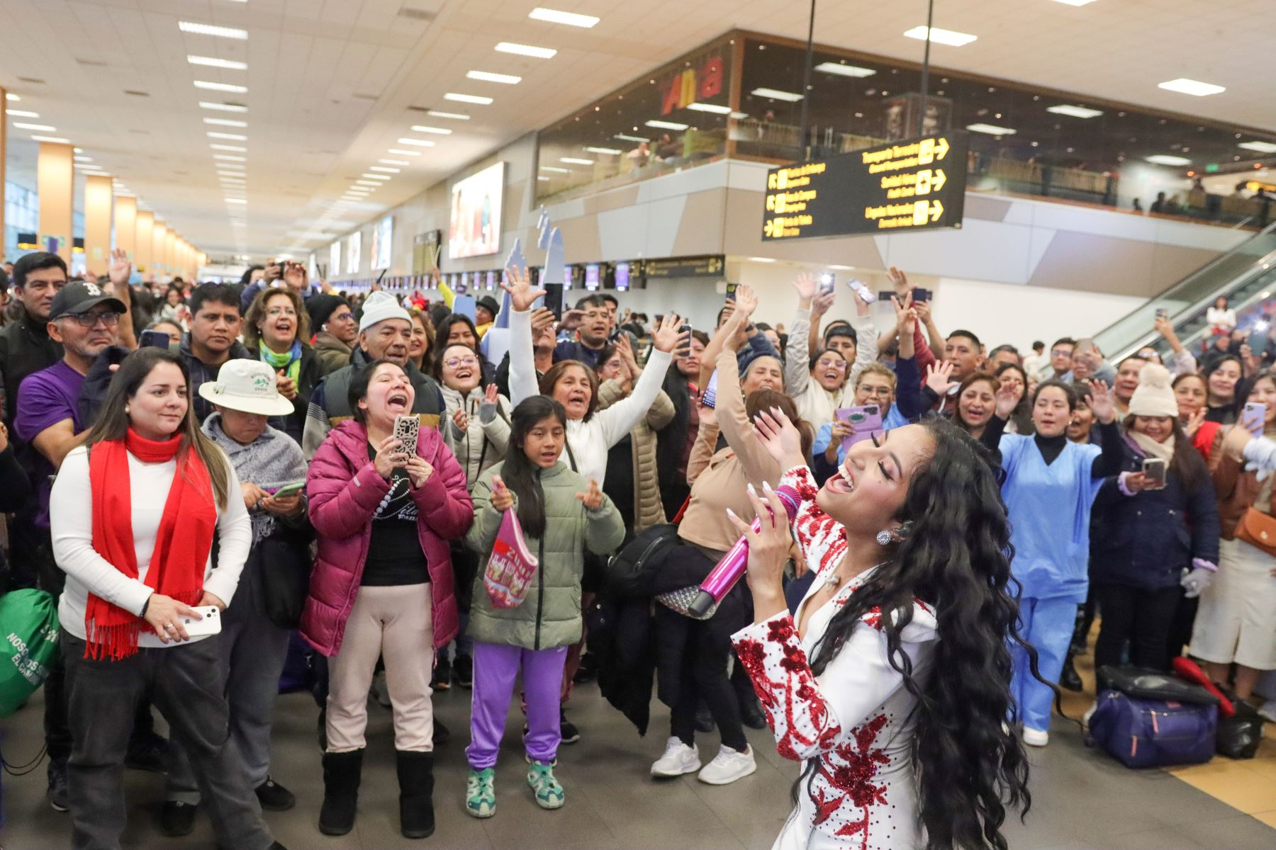 Así se vive las Fiestas Patrias en el aeropuerto Jorge Chávez: desde emotivos reencuentros hasta shows en vivo