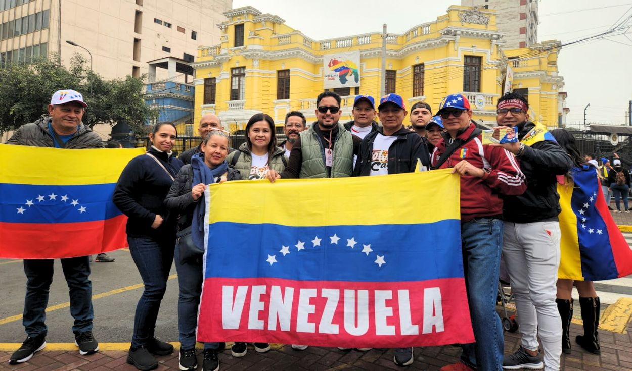 
                                 Elecciones en Venezuela 2024: venezolanos en Perú asisten a embajada a emitir su voto 
                            