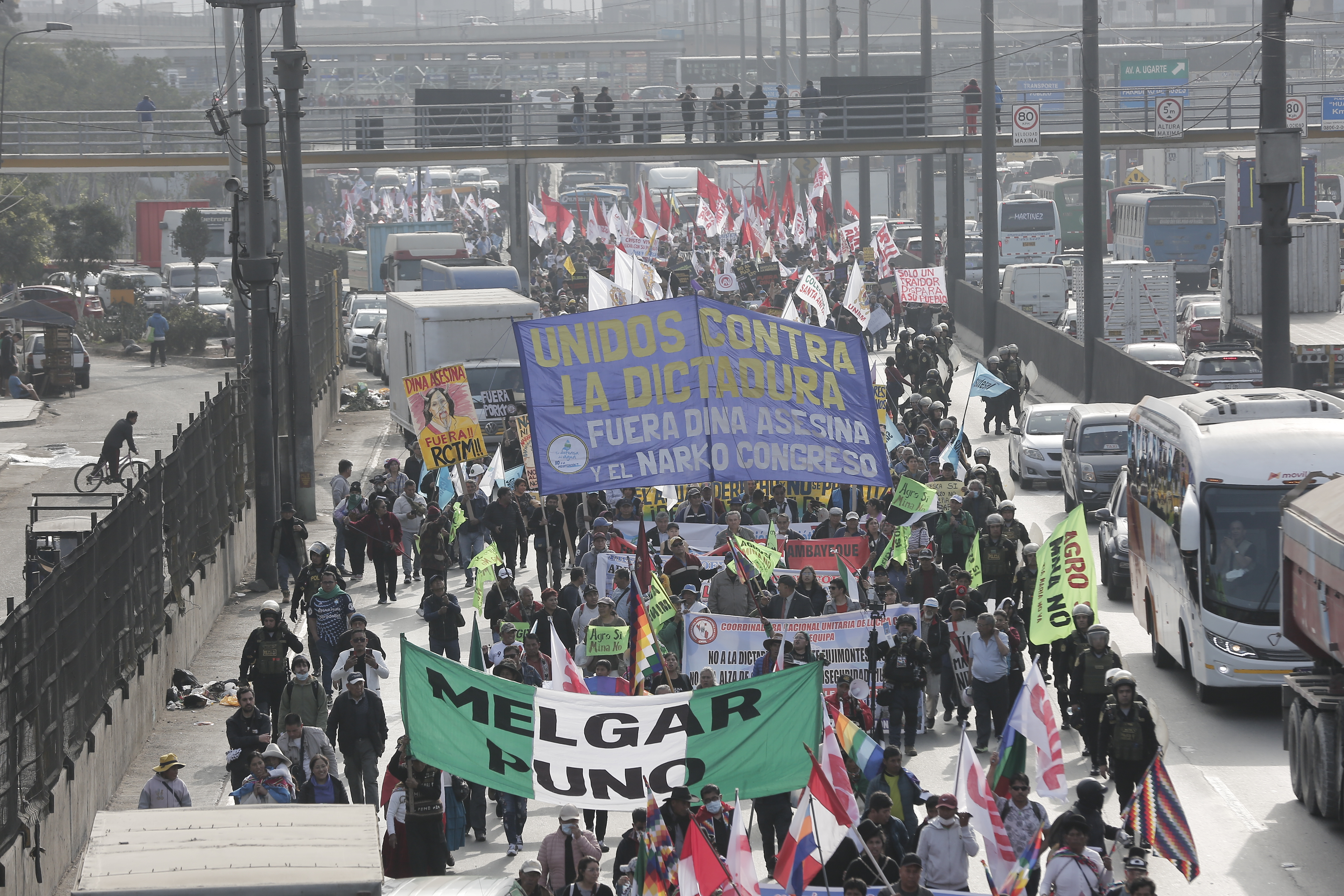 
                                 Marcha del 27 de julio contra Boluarte y el Congreso: miles se unieron a deudos llegados de regiones 
                            