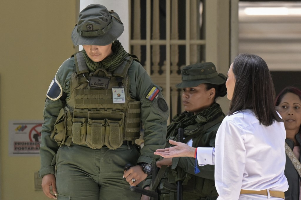 
                                 Militares rechazan saludo de María Corina Machado durante elecciones en Venezuela 2024 
                            