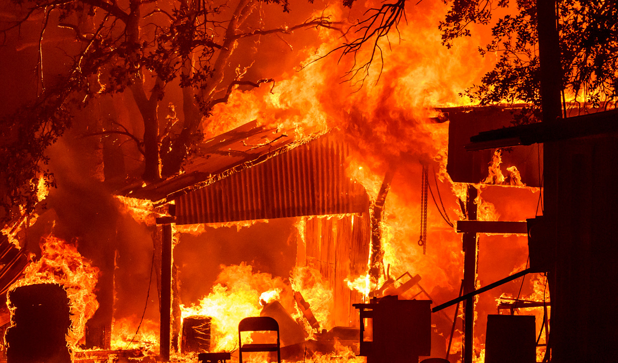 
                                 Incendio forestal en California se convierte en uno de los más grandes en la historia de Estados Unidos 
                            