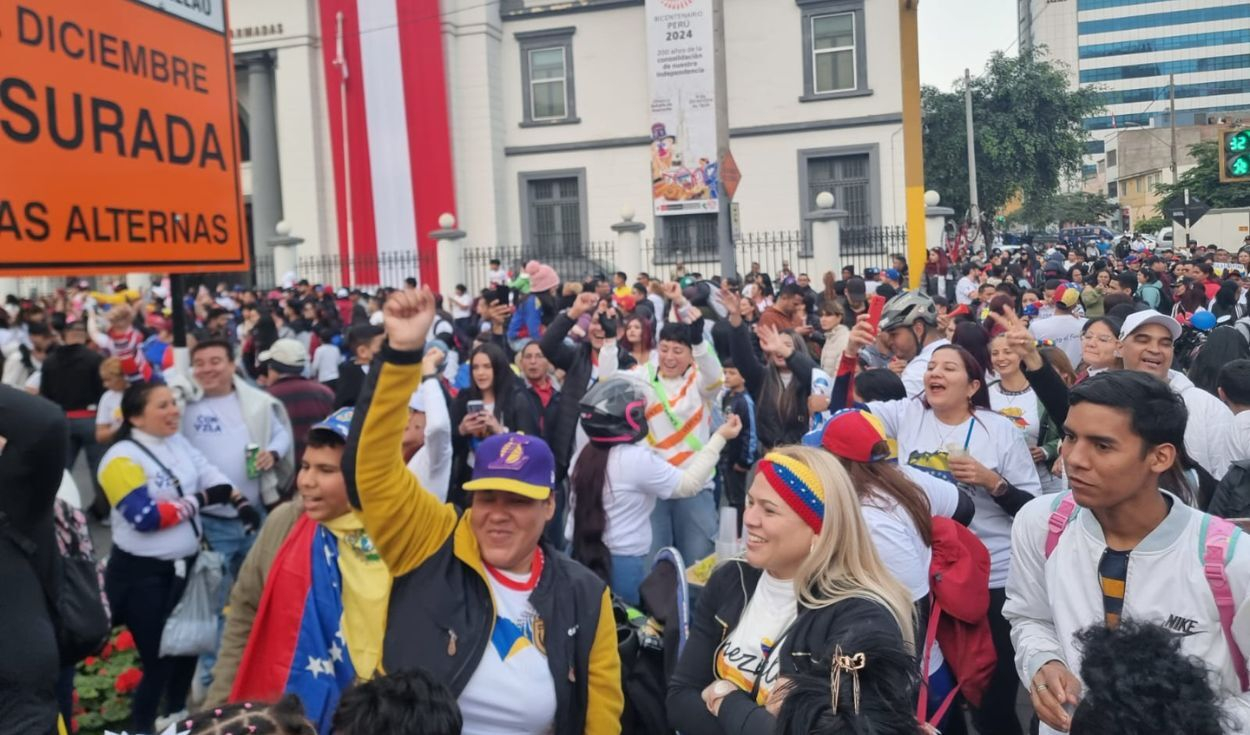 
                                 Avenida Arequipa: Corredor Azul desvió su ruta por aglomeración en la embajada de Venezuela 
                            