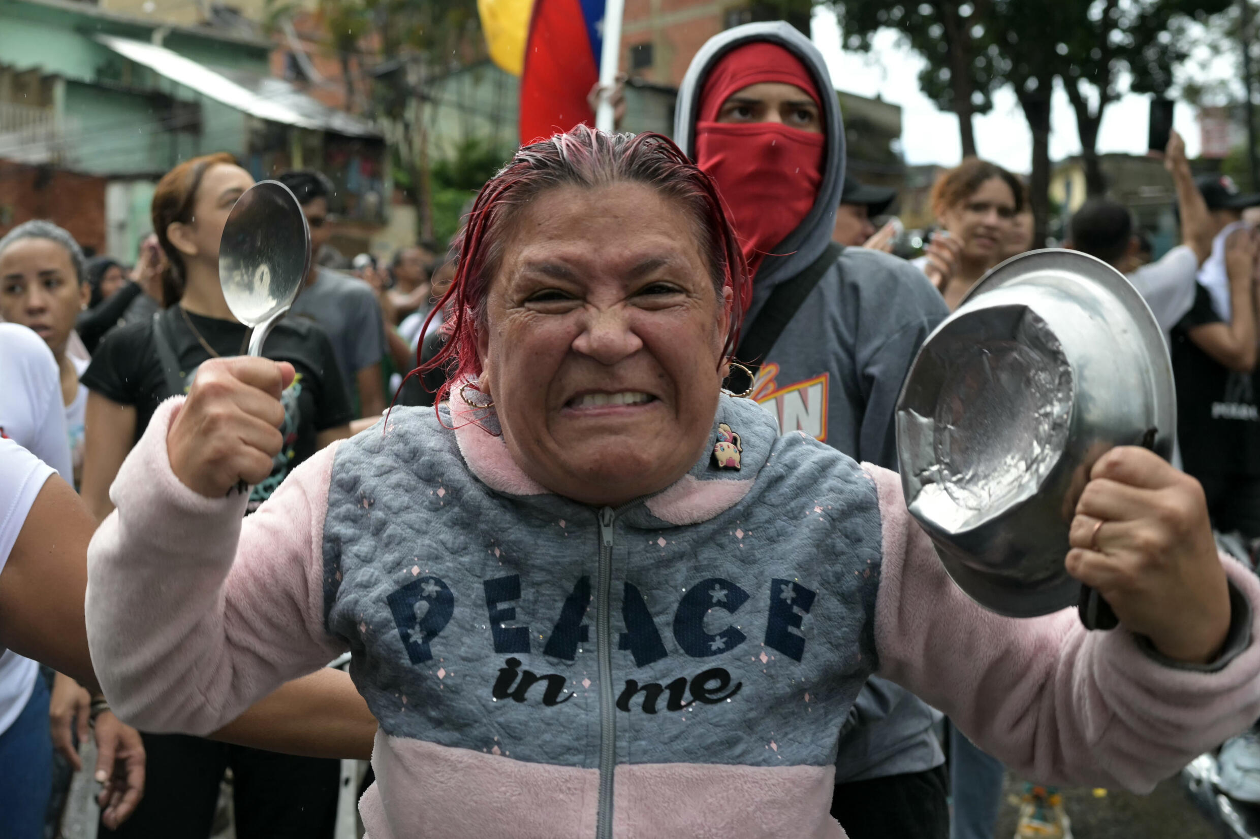 
                                 Elecciones en Venezuela: cacerolazos en las calles por decepción tras los resultados de votaciones 
                            