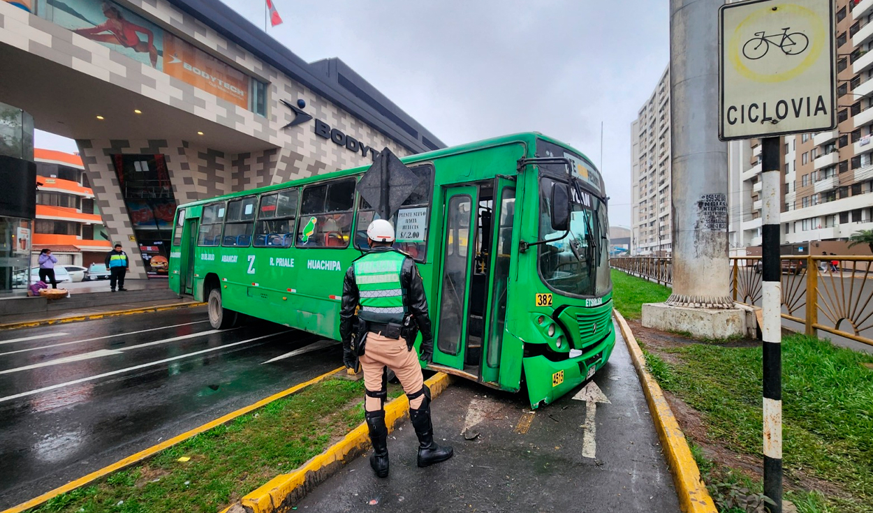 
                                 Bus de la empresa Los Loritos se despista en la av. Universitaria y bloquea el tránsito en San Miguel 
                            