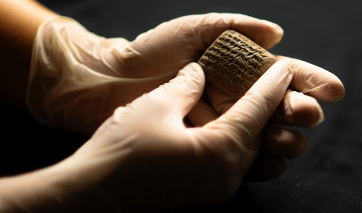 
                                 Arqueólogos hallan tablilla de arcilla de 3.500 años con una lista de compra de muebles 
                            