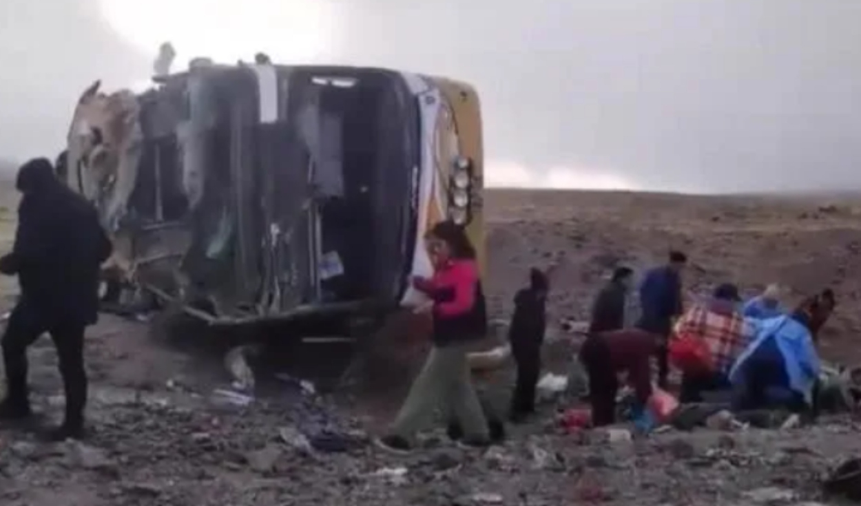 
                                 Ayacucho: despiste de bus interprovincial deja 4 muertos y 22 heridos 
                            