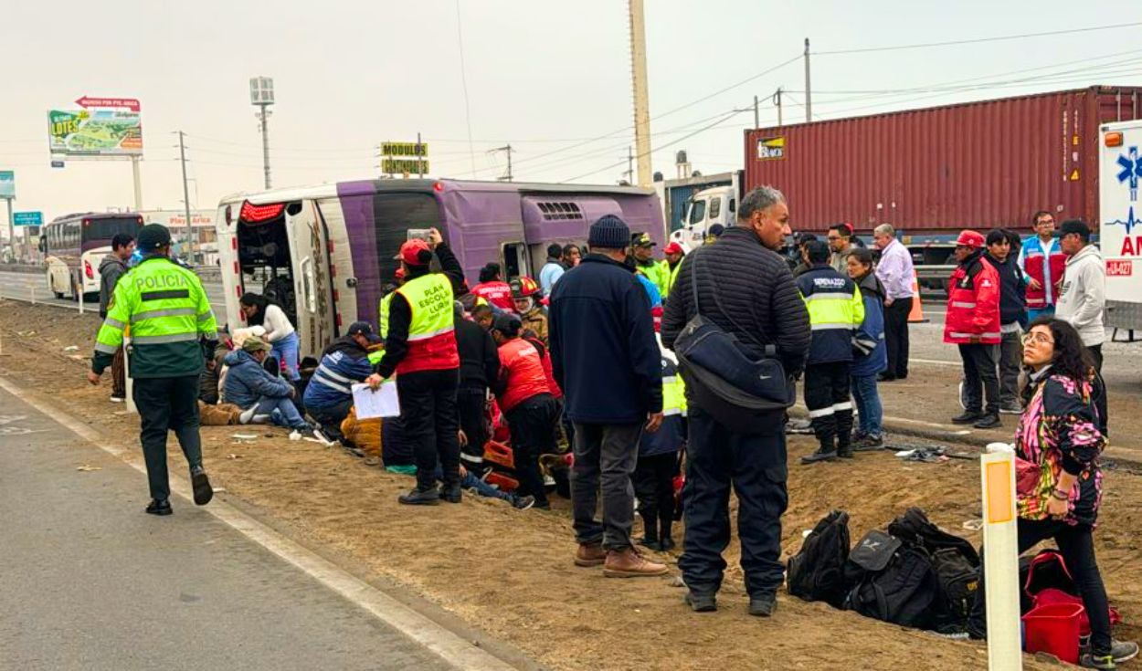 
                                 Lurín: accidente en la Panamericana Sur deja 4 muertos y 12 heridos tras volcadura de bus 
                            