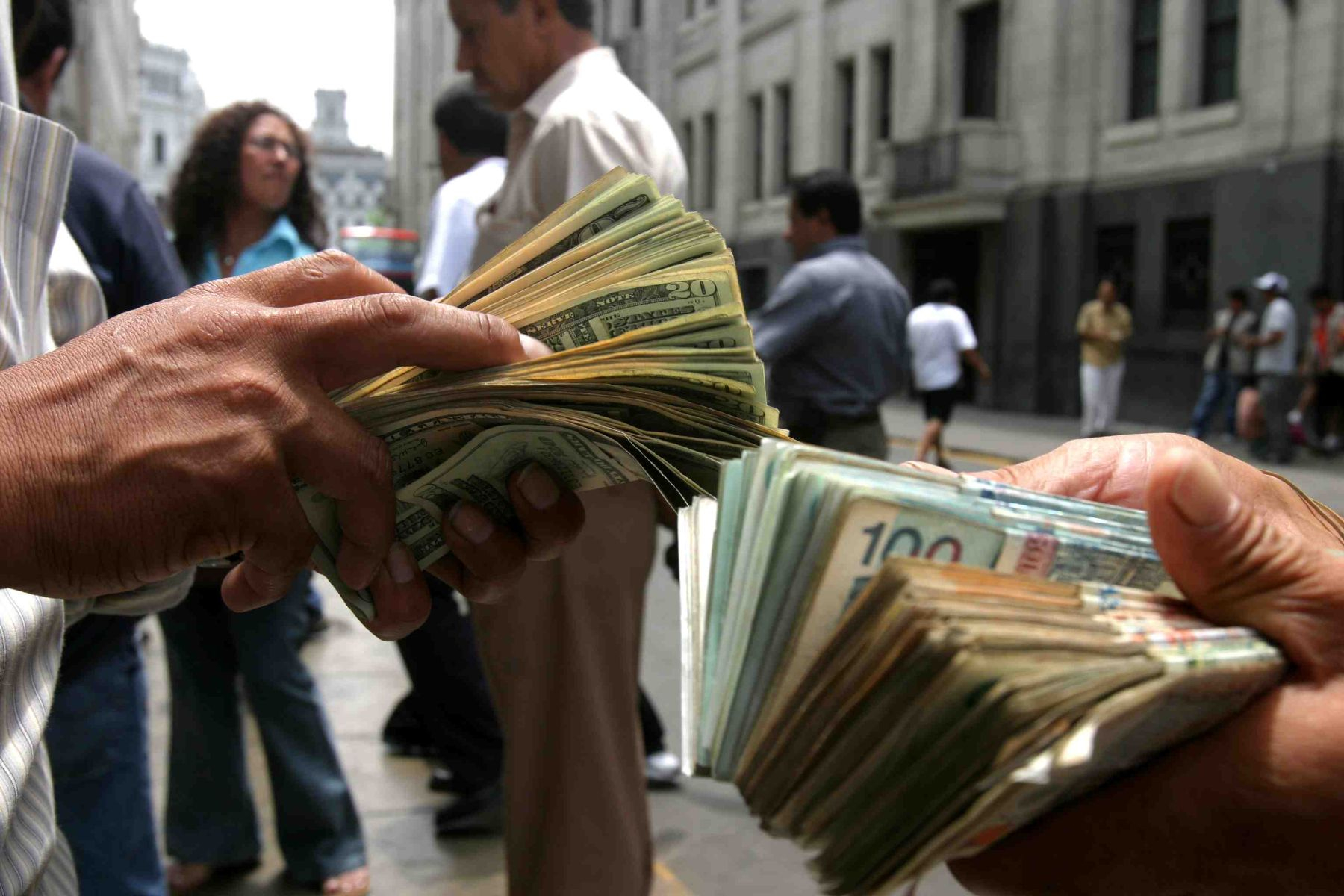 
                                 Tipo de cambio: dólar se fortalece a S/3,7509 este viernes 2 de agosto 
                            