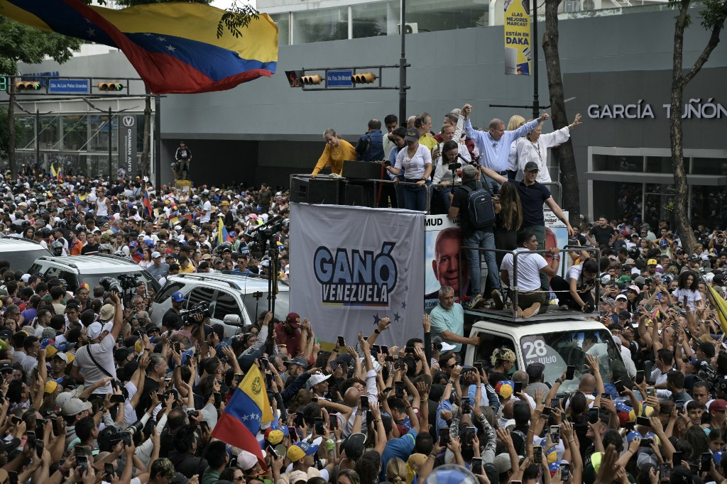 
                                 María Corina Machado reaparece y lidera histórica marcha contra el fraude de Nicolás Maduro 
                            