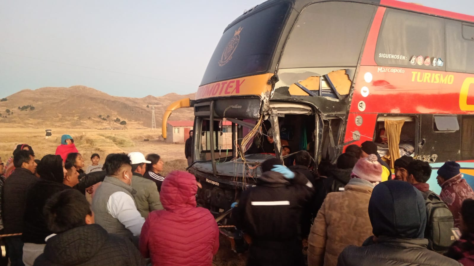 
                                 Juliaca: choque de bus contra minivan deja un saldo de 4 muertos y varios heridos 
                            