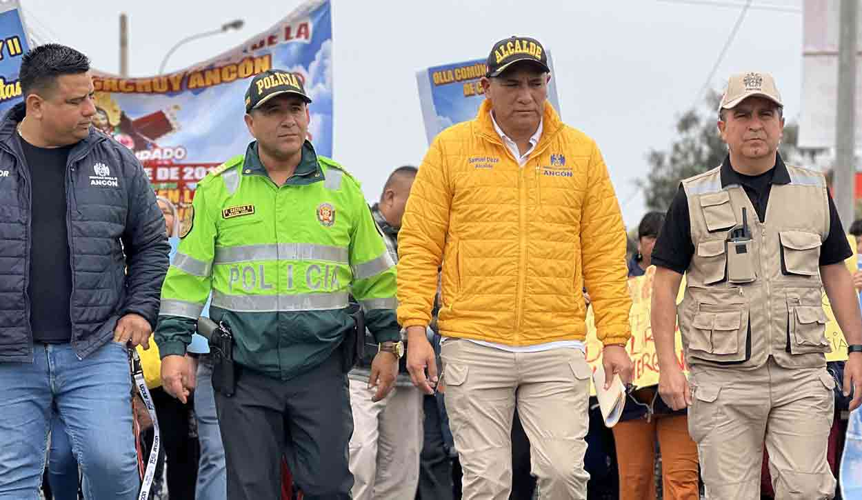 
                                 Alcalde de Ancón advierte cierre de carretera si no se declara estado de emergencia a su distrito 
                            