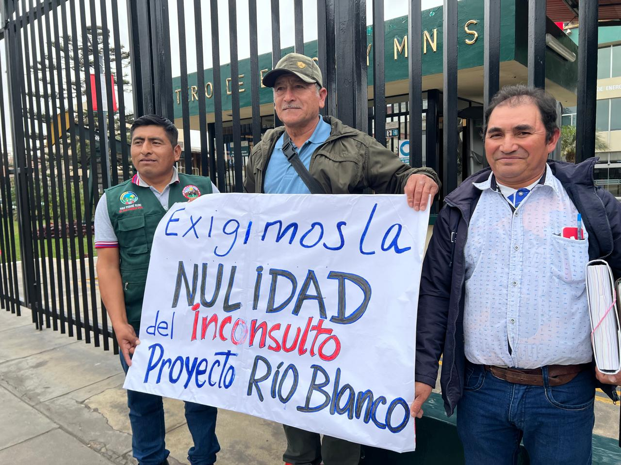 
                                 Comuneros de Ayabaca y Huancabamba prohíben a minera Río Blanco ingresar a sus territorios 
                            