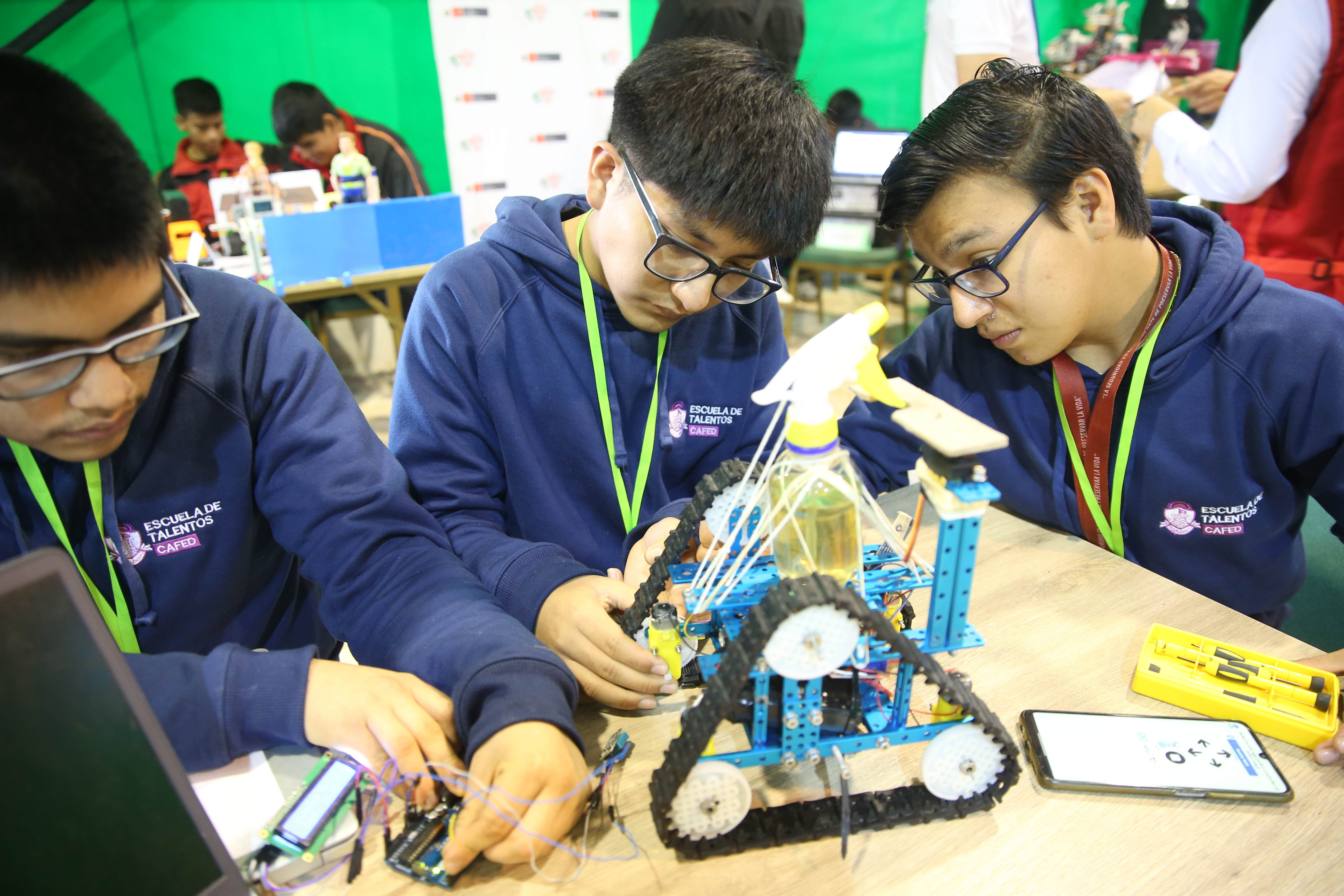 
                                 Terminó la Hackathon 2024: estudiantes peruanos crearon robots para ayudar a personas con discapacidad 
                            