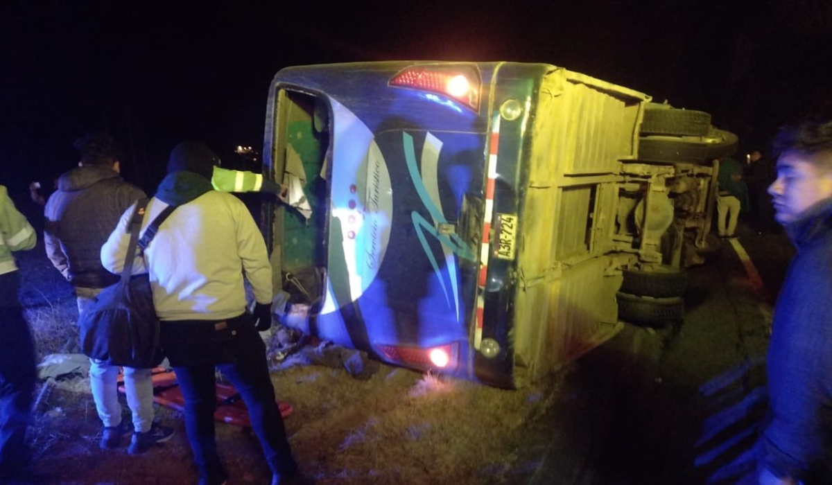 
                                 Accidente en Carretera Central deja un muerto y 5 heridos tras despiste de bus que transportaba a banda musical 
                            