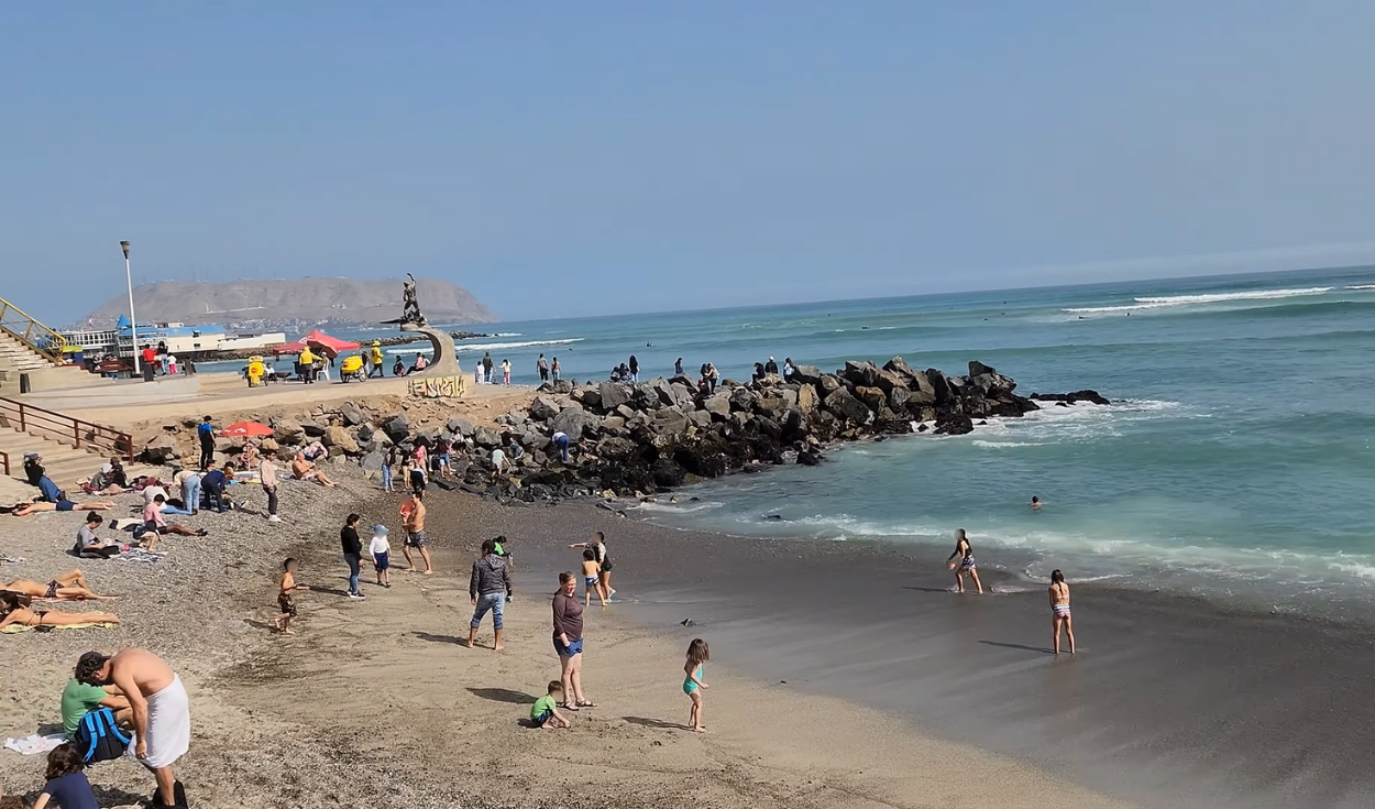 
                                 Peruanos aprovechan el sol de invierno durante el fin de semana en Lima y visitan playa: 