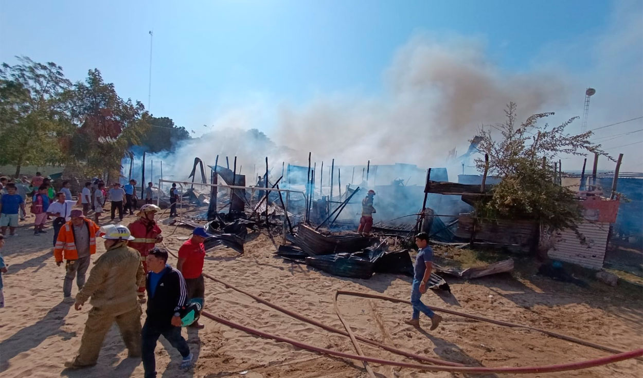 
                                 Piura: incendio de grandes proporciones en Sullana consume viviendas de material noble 
                            