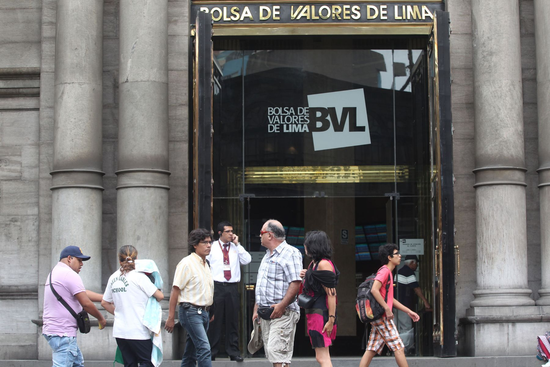 
                                 Temblor en mercados bursátiles contagió a la BVL 
                            