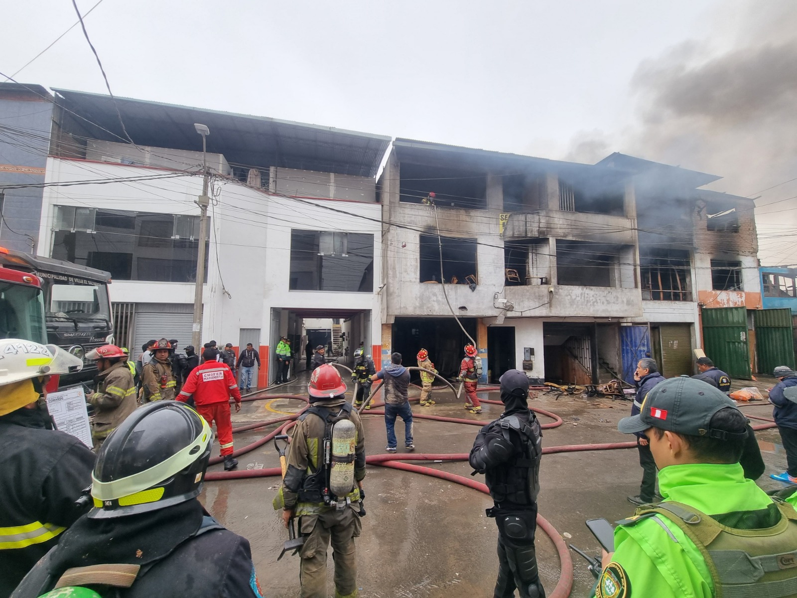
                                 Villa El Salvador: incendio consume 2 locales de carpinterías del Parque Industrial 
                            