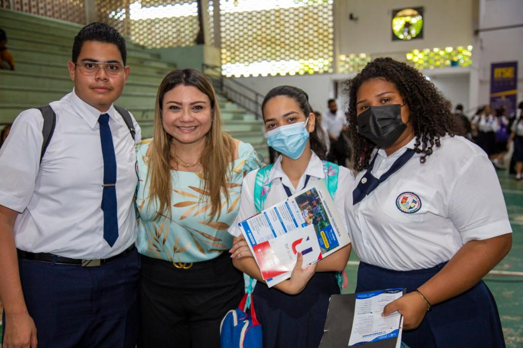 Los estudiantes panameños reciben incentivos económicos periódicamente. Foto: Ministerio de Educación