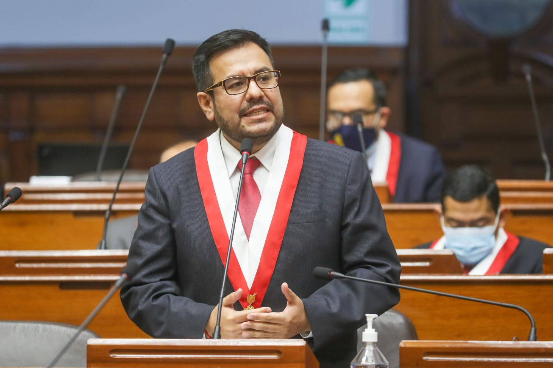 
                                 Congresista Carlos Zeballos asegura que renunciará a Podemos Perú, tras ingreso de Darwin Espinoza 
                            