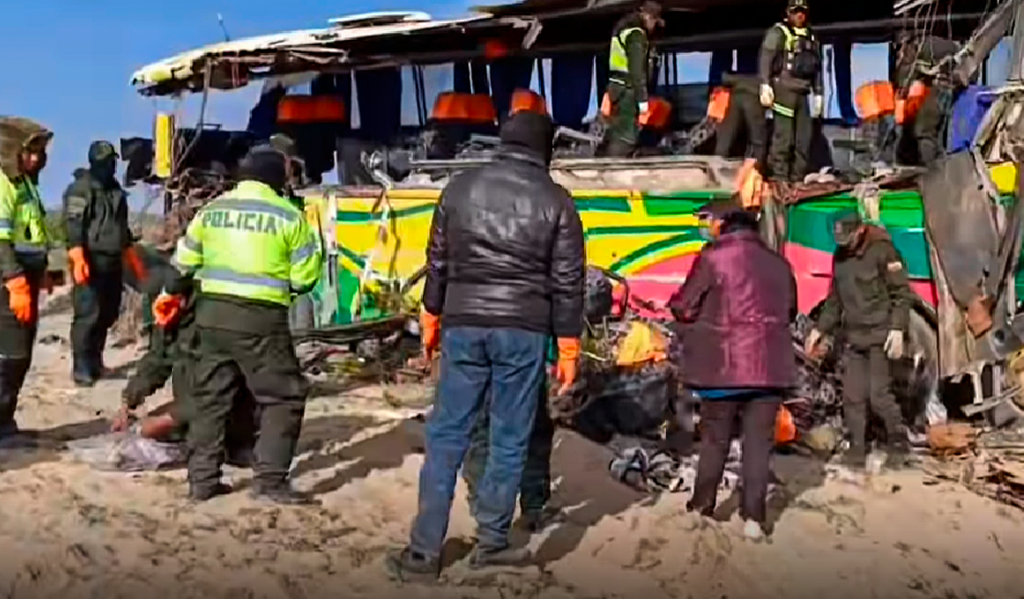 Grave accidente en Bolivia: bus invade carril contrario y se choca con otro y deja al menos 37 muertos y 30 heridos