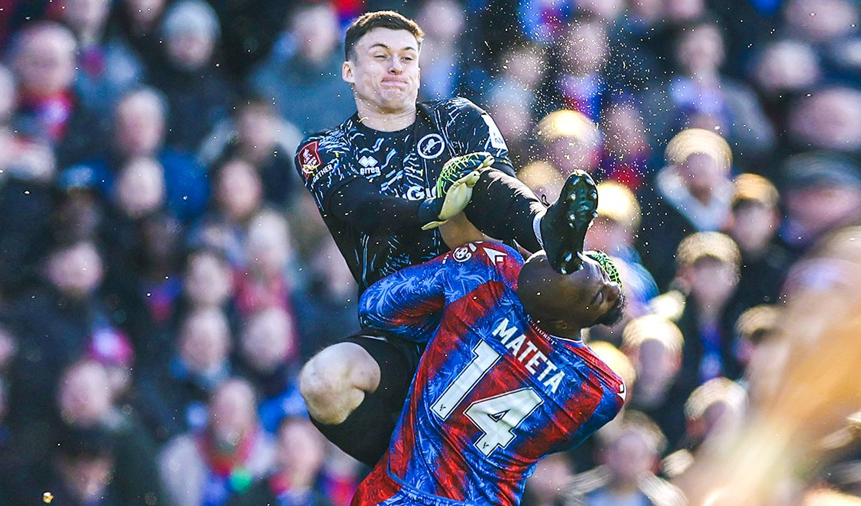 La criminal patada voladora en la FA Cup de Inglaterra que dejó a un jugador con una lesión craneal