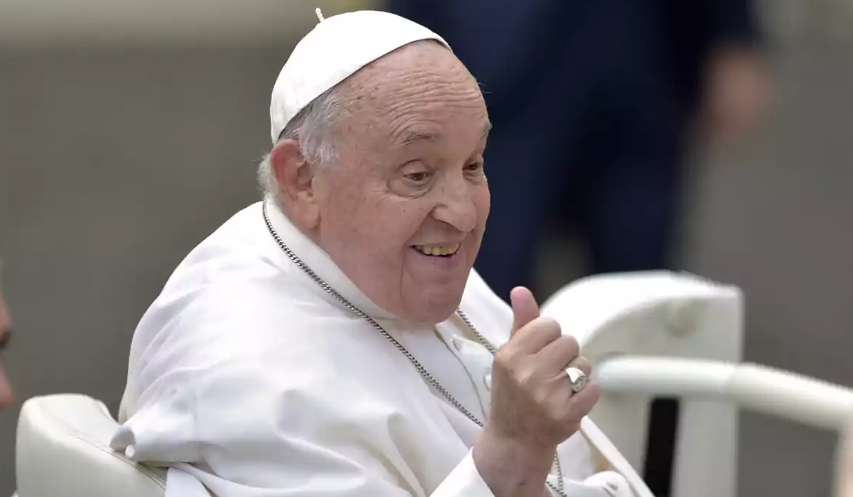 El papa Francisco ya "no requiere ventilación mecánica", su salud se estabiliza, reporta el Vaticano: recibe "oxigenoterapia de alto flujo"