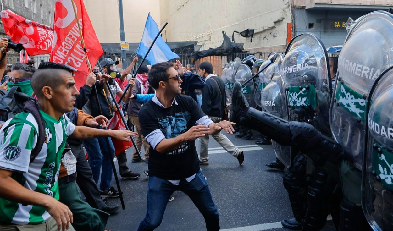 Marcha de jubilados en Argentina con apoyo de hinchas: enfrentamientos con policías dejan 31 manifestantes detenidos