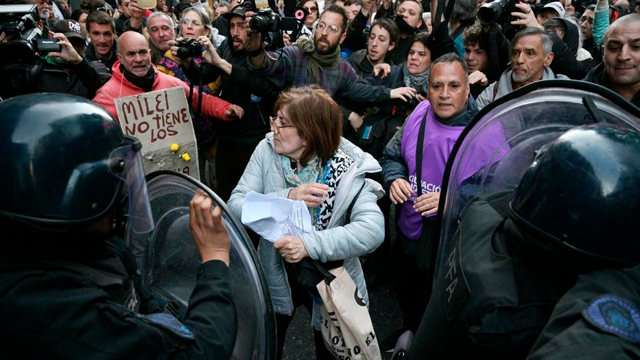 Violenta marcha de jubilados en Argentina: fuerte represión policial deja al menos 20 heridos y más de 100 detenidos