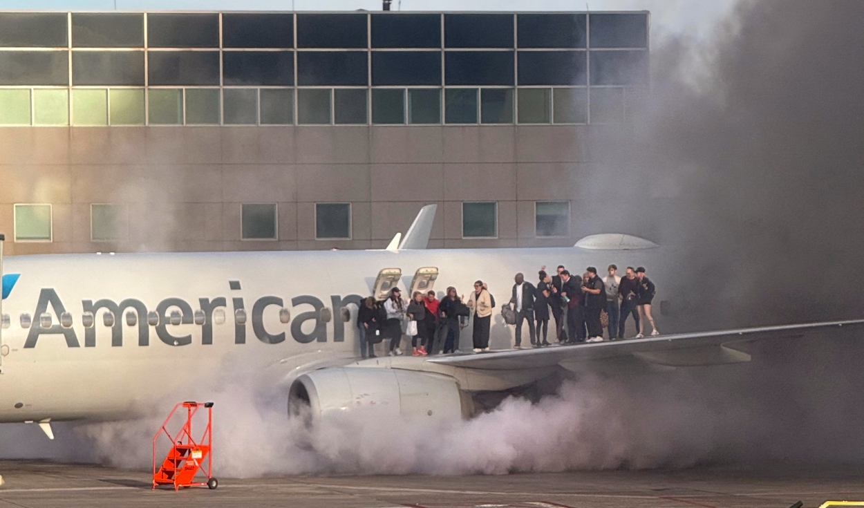 Avión de American Airlines se incendia en aeropuerto de Estados Unidos, pasajeros fueron evacuados