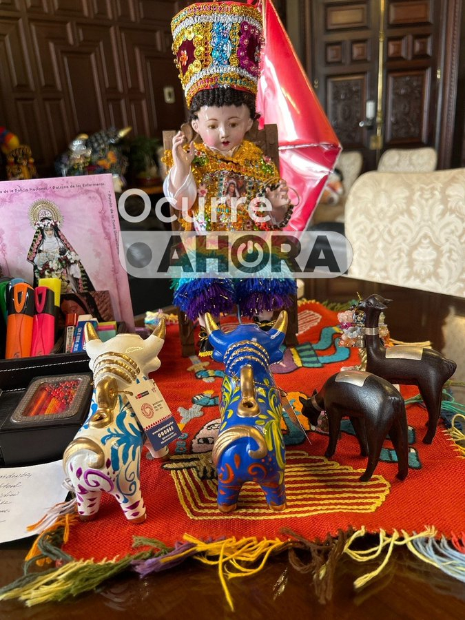 Image discharged from Dina Boluarte's cell phone: Santo and prints sculpture fill their office.