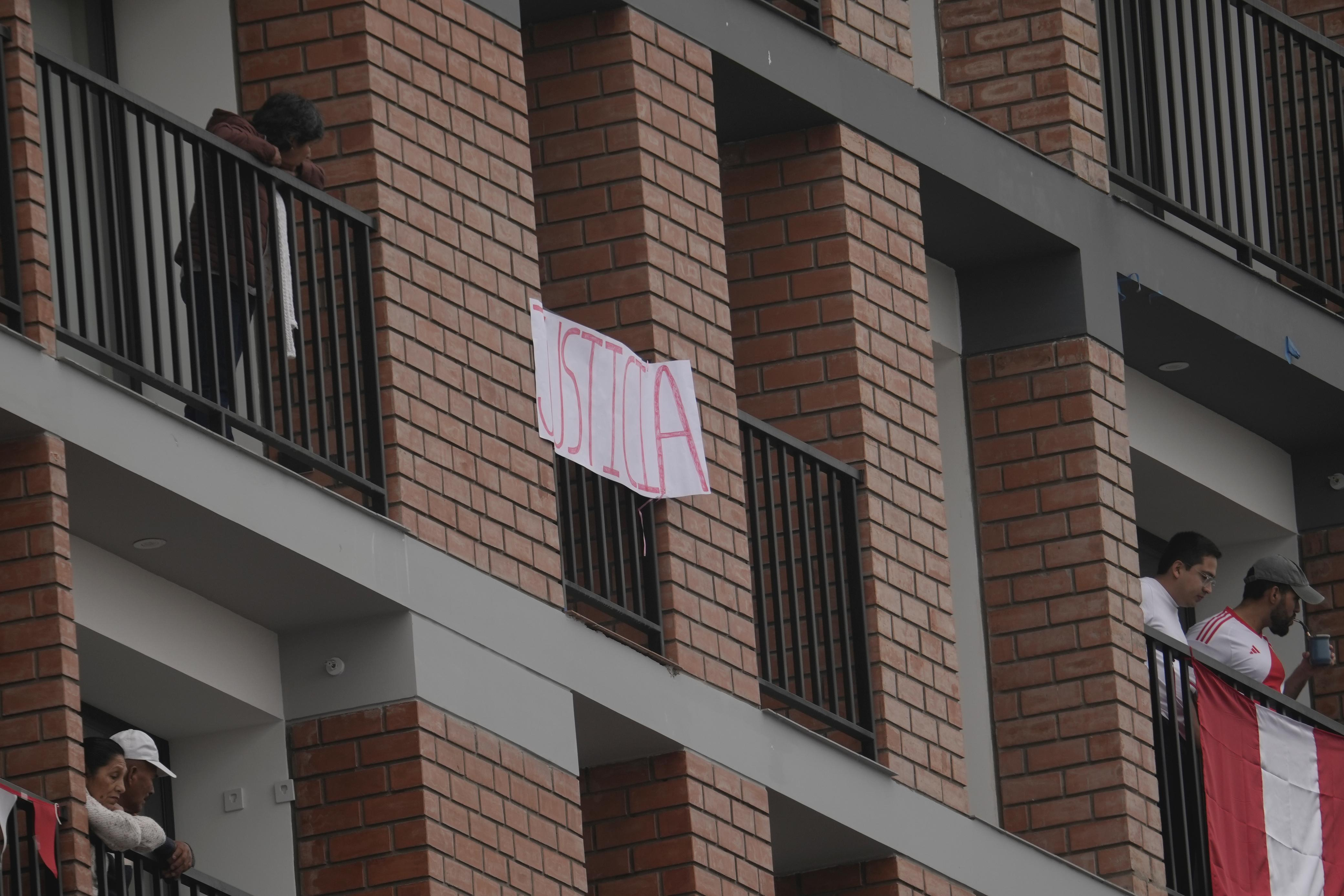 Dina Boluarte is pifted and received with shouts during her last tour in the military stop: "Murderess"