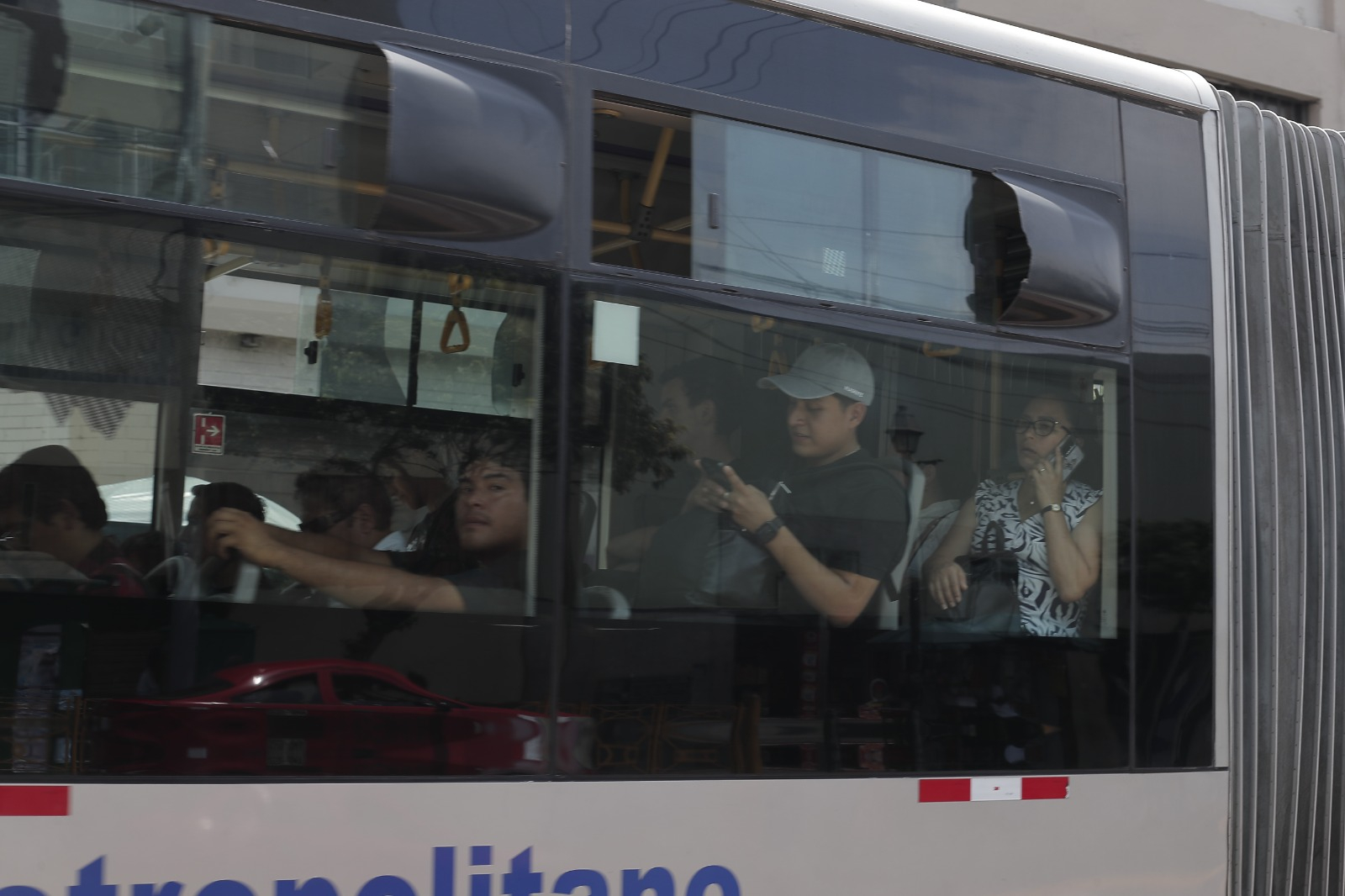 Deflectores de aire que funcionan como único sistema de ventilación en las antiguas unidades del Metropolitano.