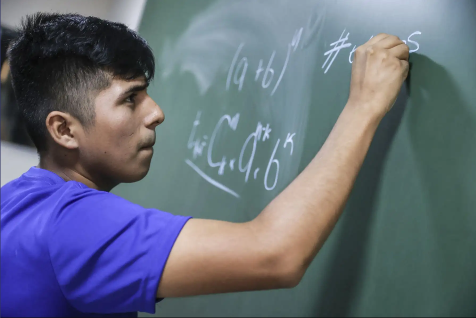 Cristhian Mauricio Solórzano contó que su decisión de estudiar medicina surgió luego de enfrentar una apendicitis que requirió una operación de emergencia