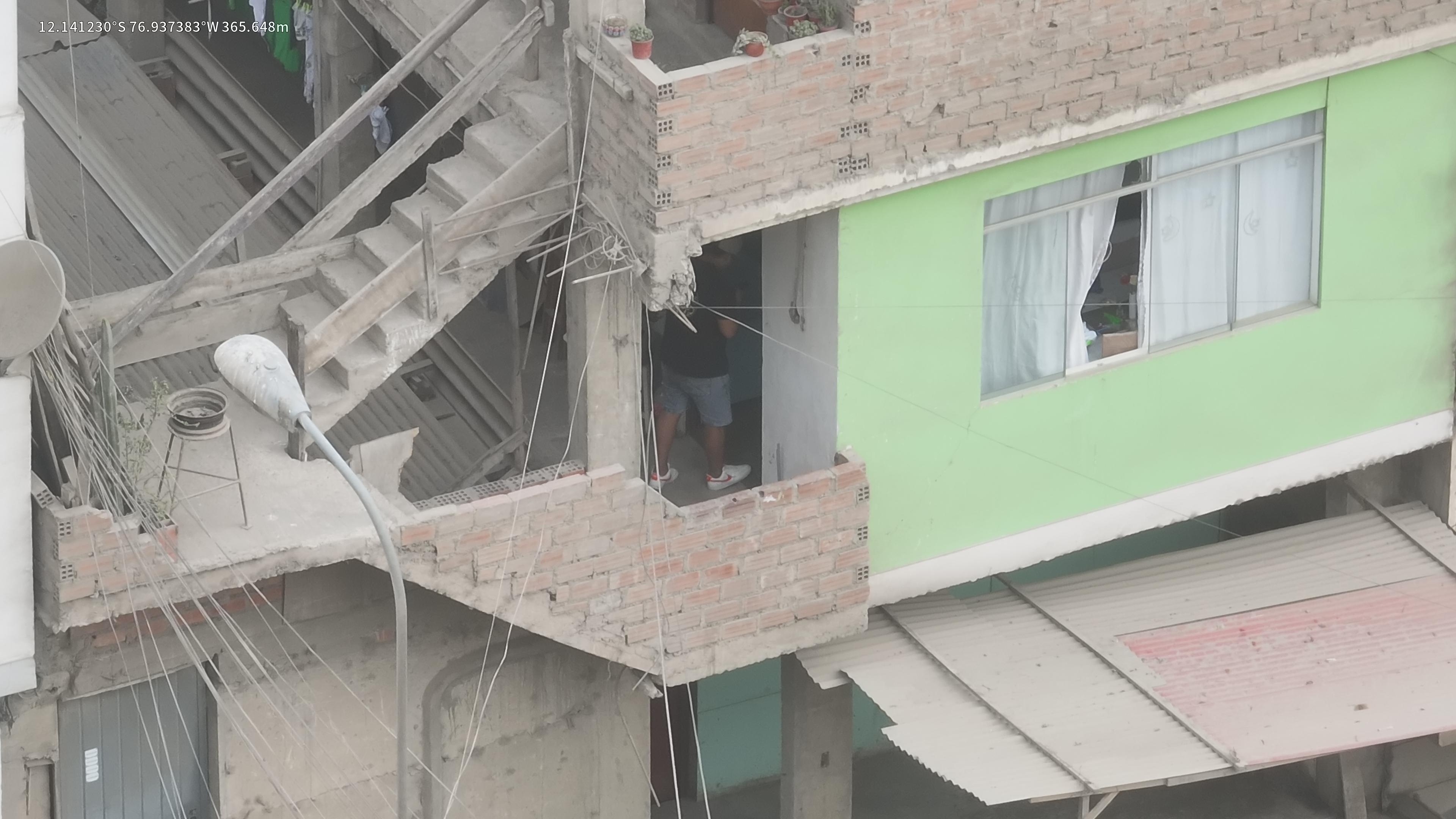 Sospechoso de asesinato ingresando a su domicilio