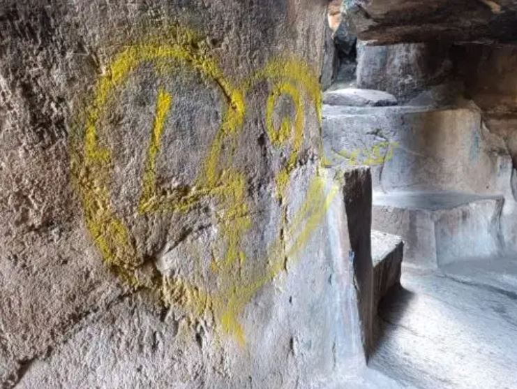 Vándalos dibujaron hasta corazones en importante patrimonio cultural.