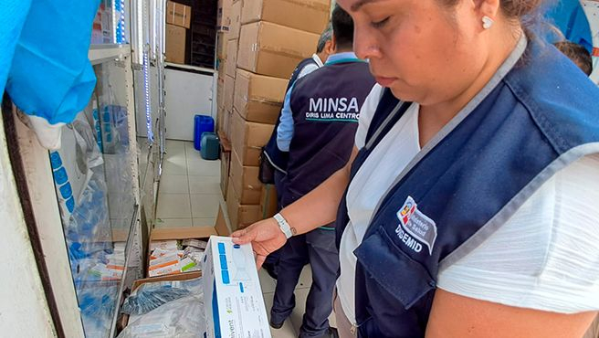 Durante la inspección, se encontró productos vencidos y otros falsificados.