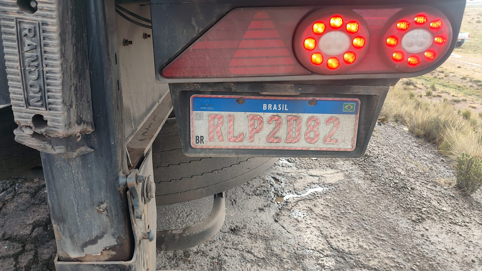 Matricula del tráiler que dejó destrozada a la miniván.