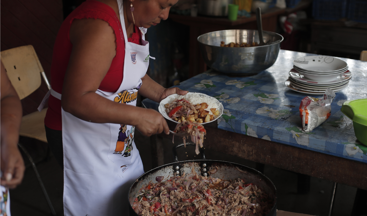 Mujeres organizadas recolectan en mercados mayoristas alimentos que no se venden por su apariencia.
