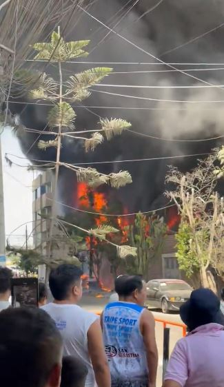 El incendio se registra en un almacén ubicado en una zona urbana.