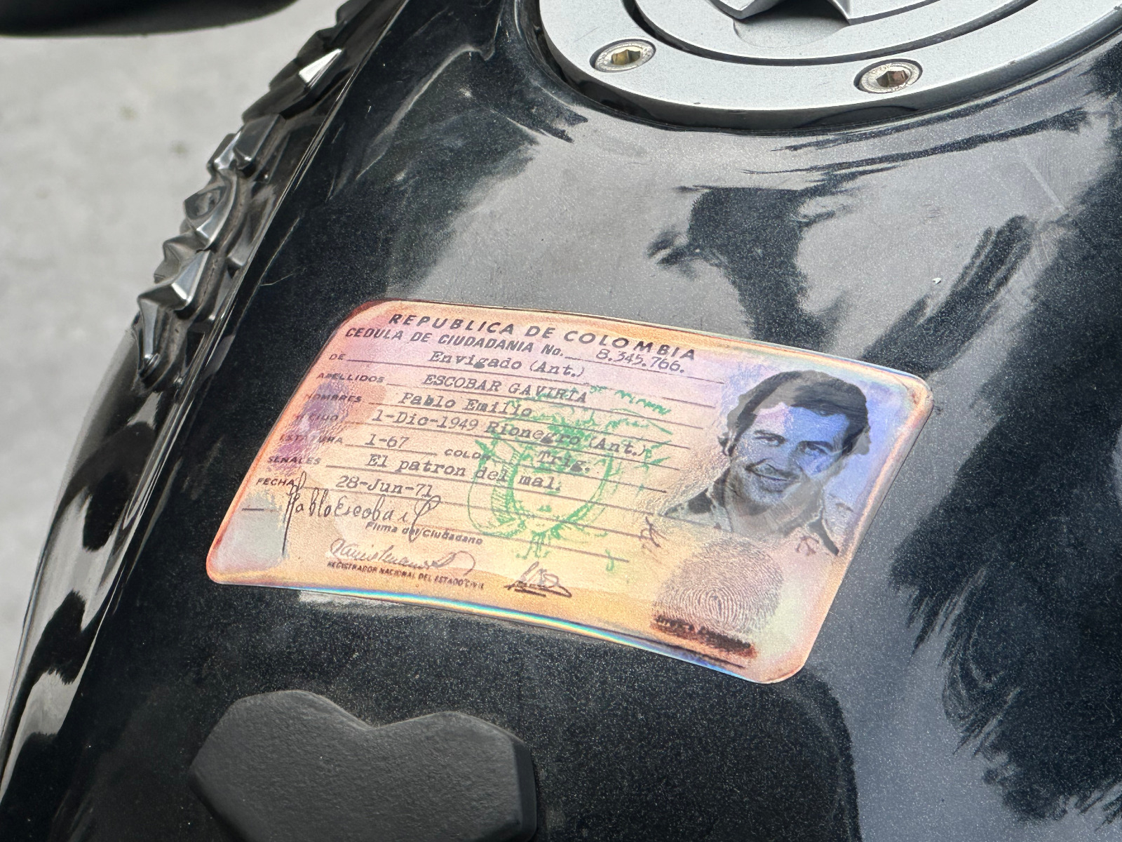 El sticker que los presuntos delincuentes tenían en su unidad.