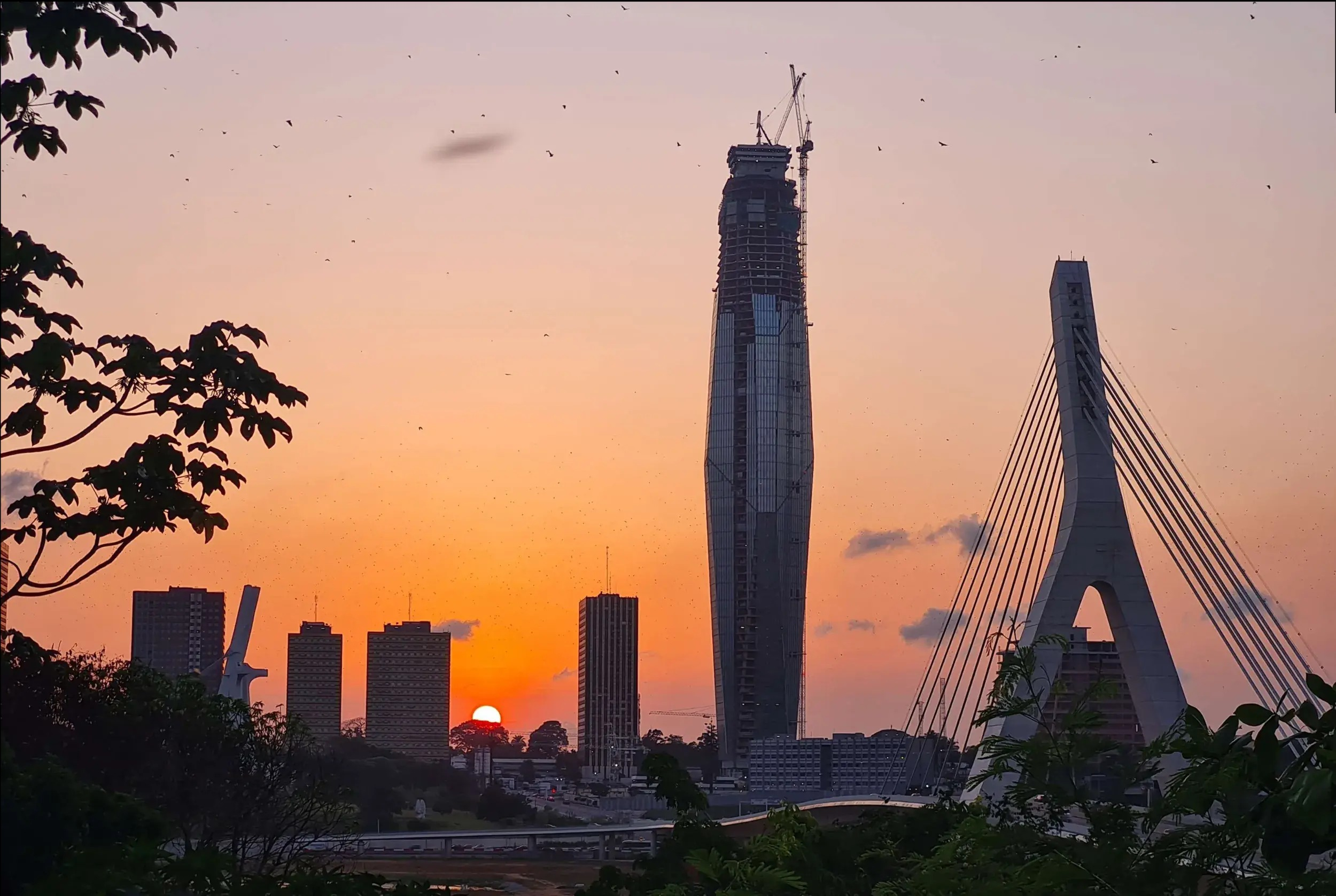 La obra africana ya alcanzó los 300 metros de altura en 2026. Foto: BESIX